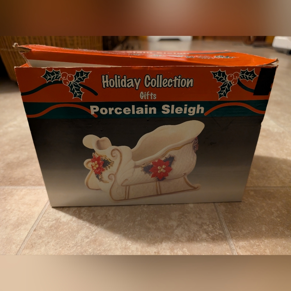 Ceramic Santa Sleigh centerpiece dish planterChristmas poinsettia W/Box